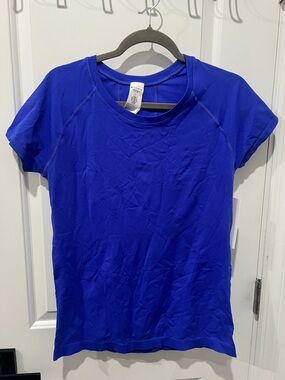 Athleta Short Sleeve Crew momentum Seamless Tee in Royal Blue Size Large